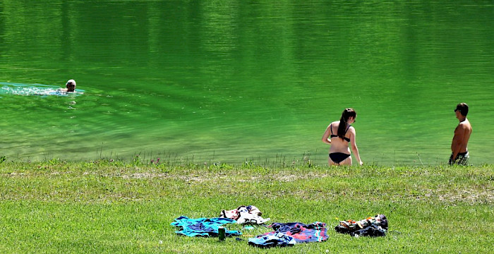 Erster warmer Tag am Badesee – „Wir schwimmen wieder“