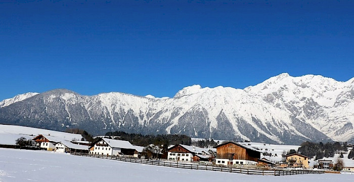 Winterlicher Badesee – von Schnee und Eis bedeckt