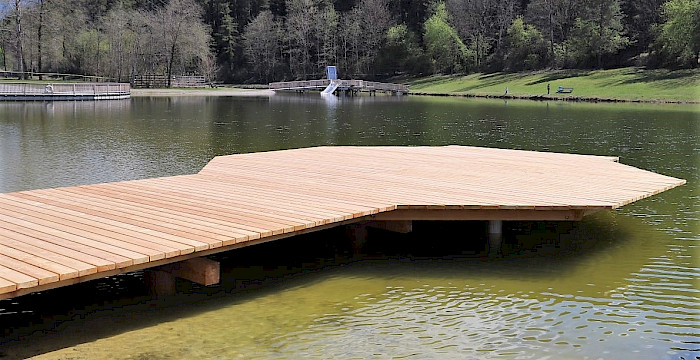 Stegparade am Badesee – Die neuen Stege laden nicht nur zum Sprung ins Wasser ein